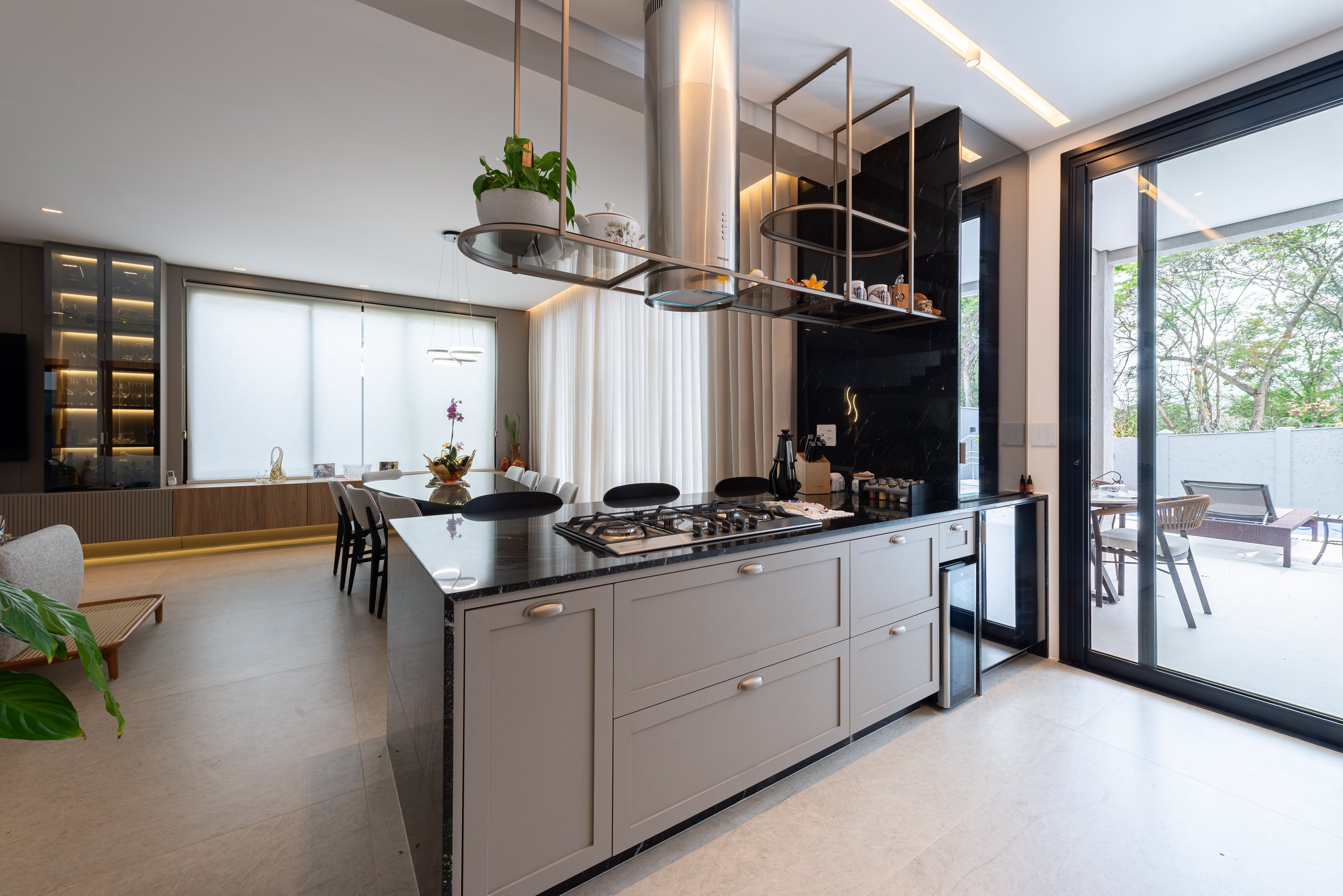 Cozinha planejada integrada ao living no projeto Estância dos Lagos